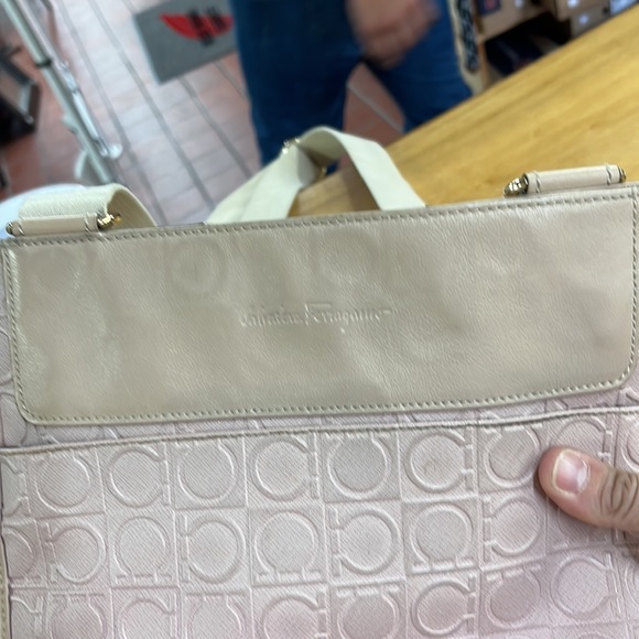Pink Ferragamo crossbody - Picture 3 of 15